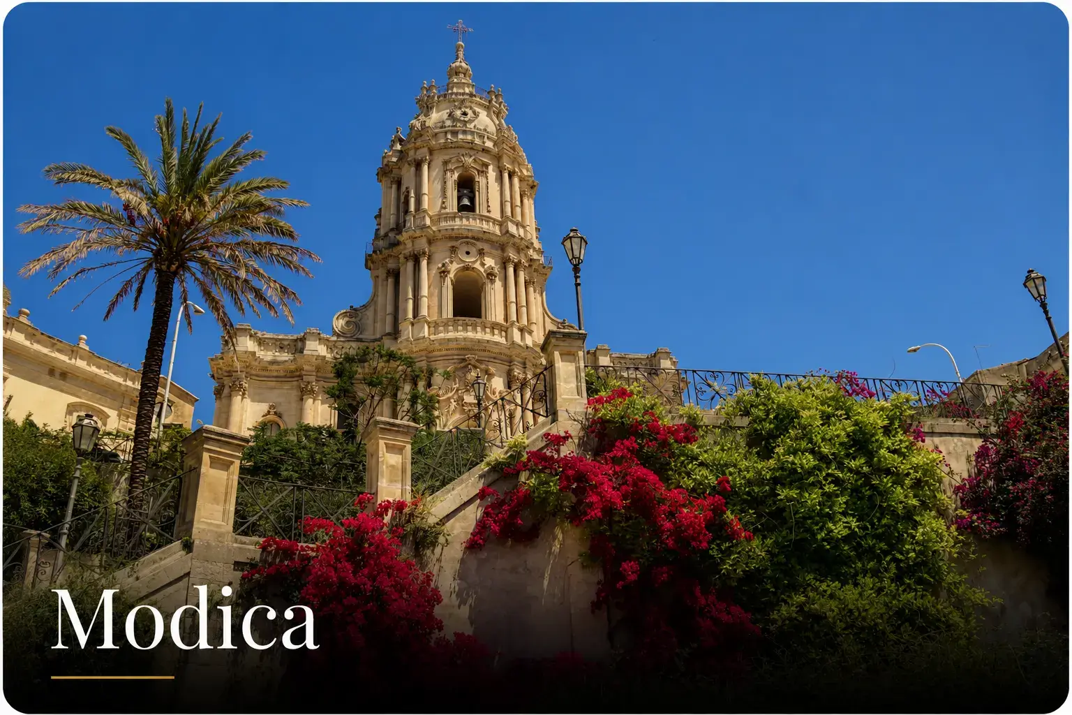 Vista de un edificio histórico en Modica, Sicilia