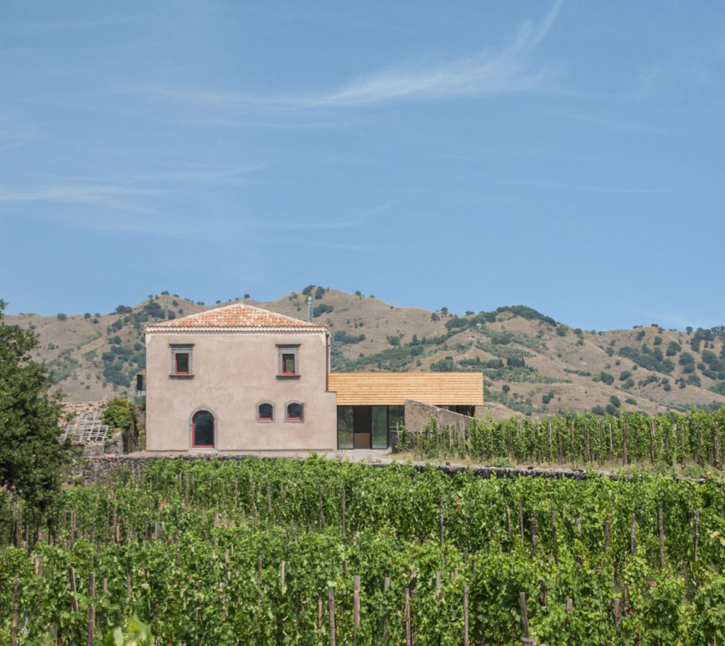 Lugar para eventos entre viñedos en Sicilia ideal para degustaciones de vino y celebraciones privadas.