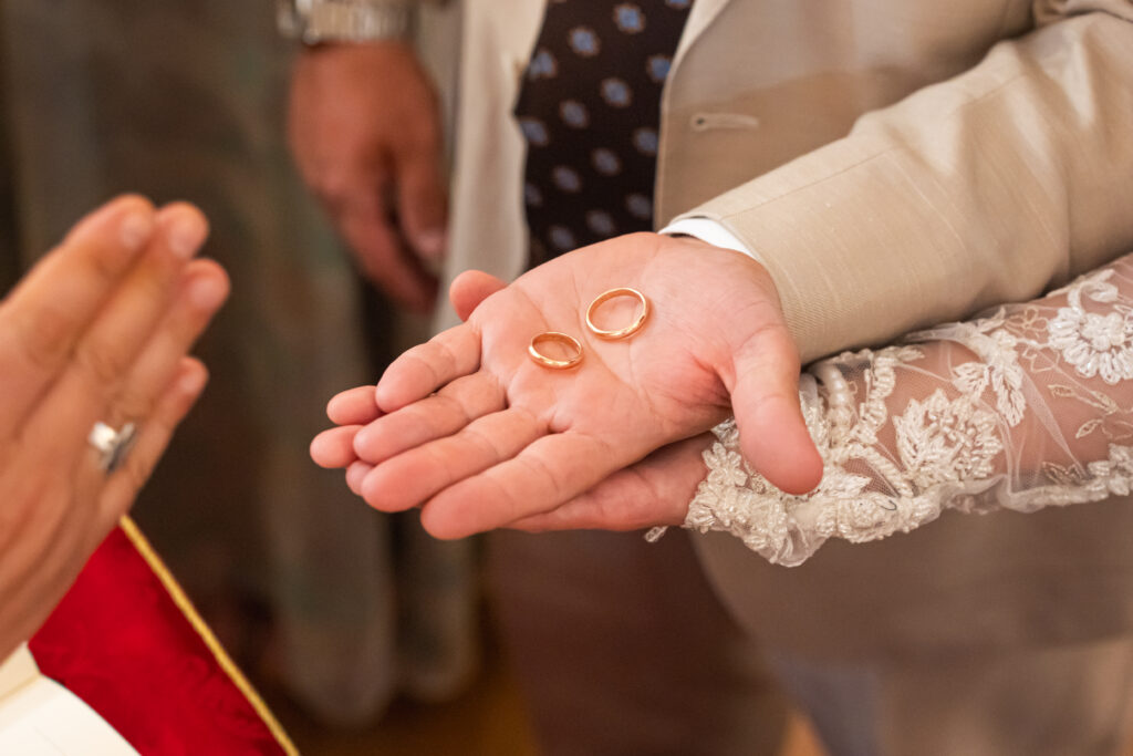 Fedi nuziali durante un matrimonio e una proposta di matrimonio di lusso in Sicilia.