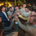 Invitati che ballano e festeggiano durante una vivace festa di matrimonio di lusso in Sicilia di notte.