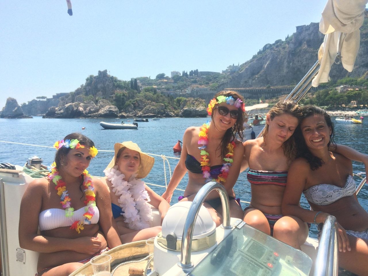 Experiencia en barco para una despedida de soltera en Sicilia con amigas.