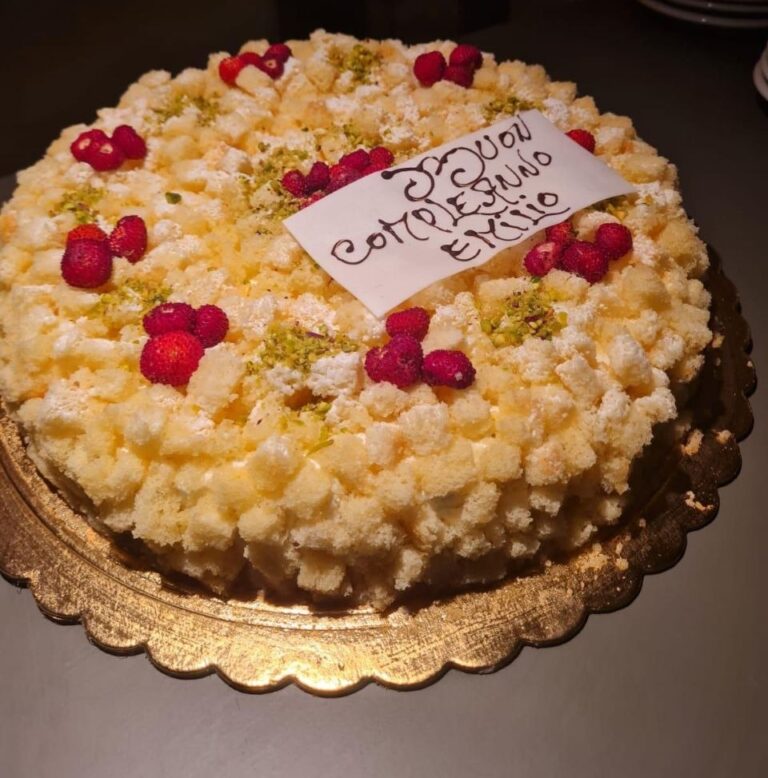 Torta tradizionale siciliana servita durante un esclusivo evento privato di lusso in Sicilia.