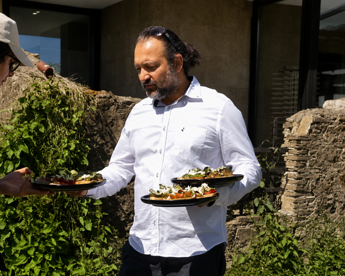 Un homme aide aux services de restauration en Sicile